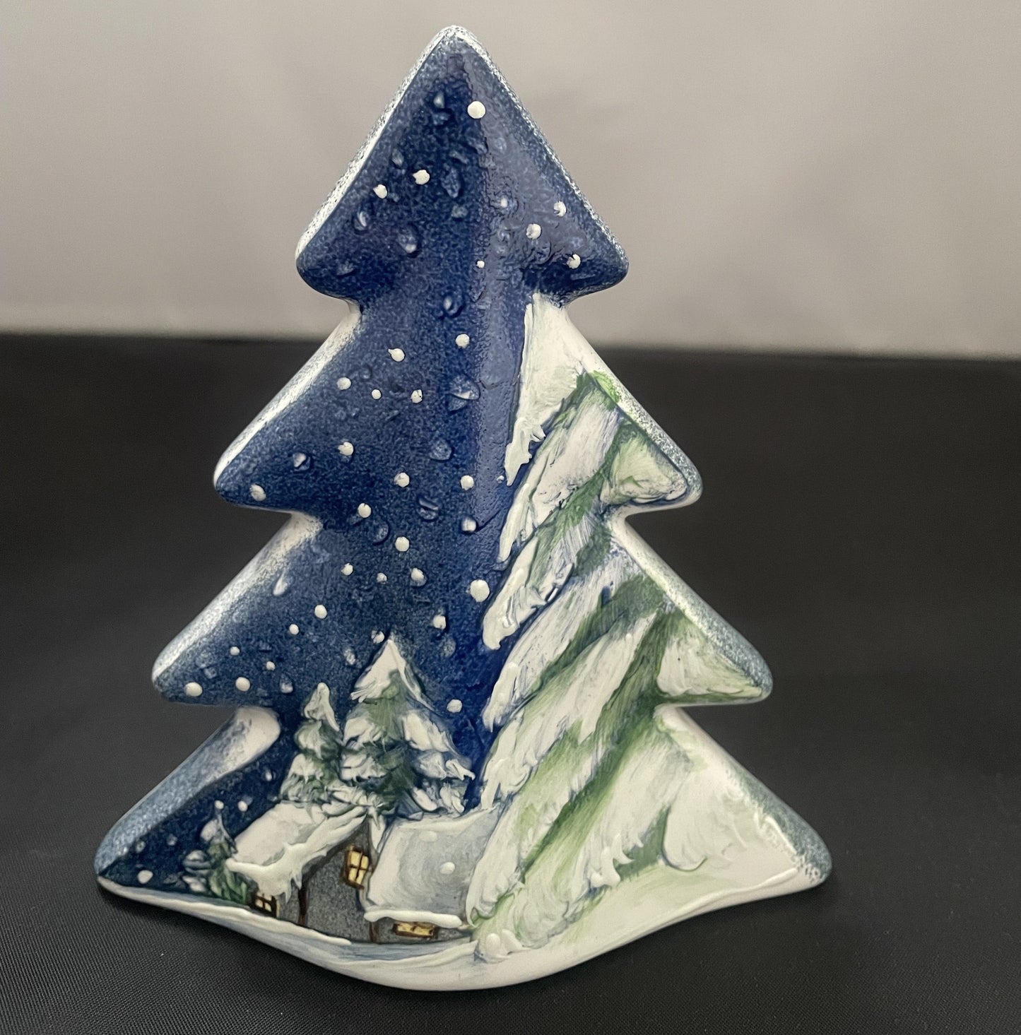 Alberello in ceramica decorato a mano paesaggio invernale sui toni del blu altezza 12 cm larghezza 11 cm Artemagiashop