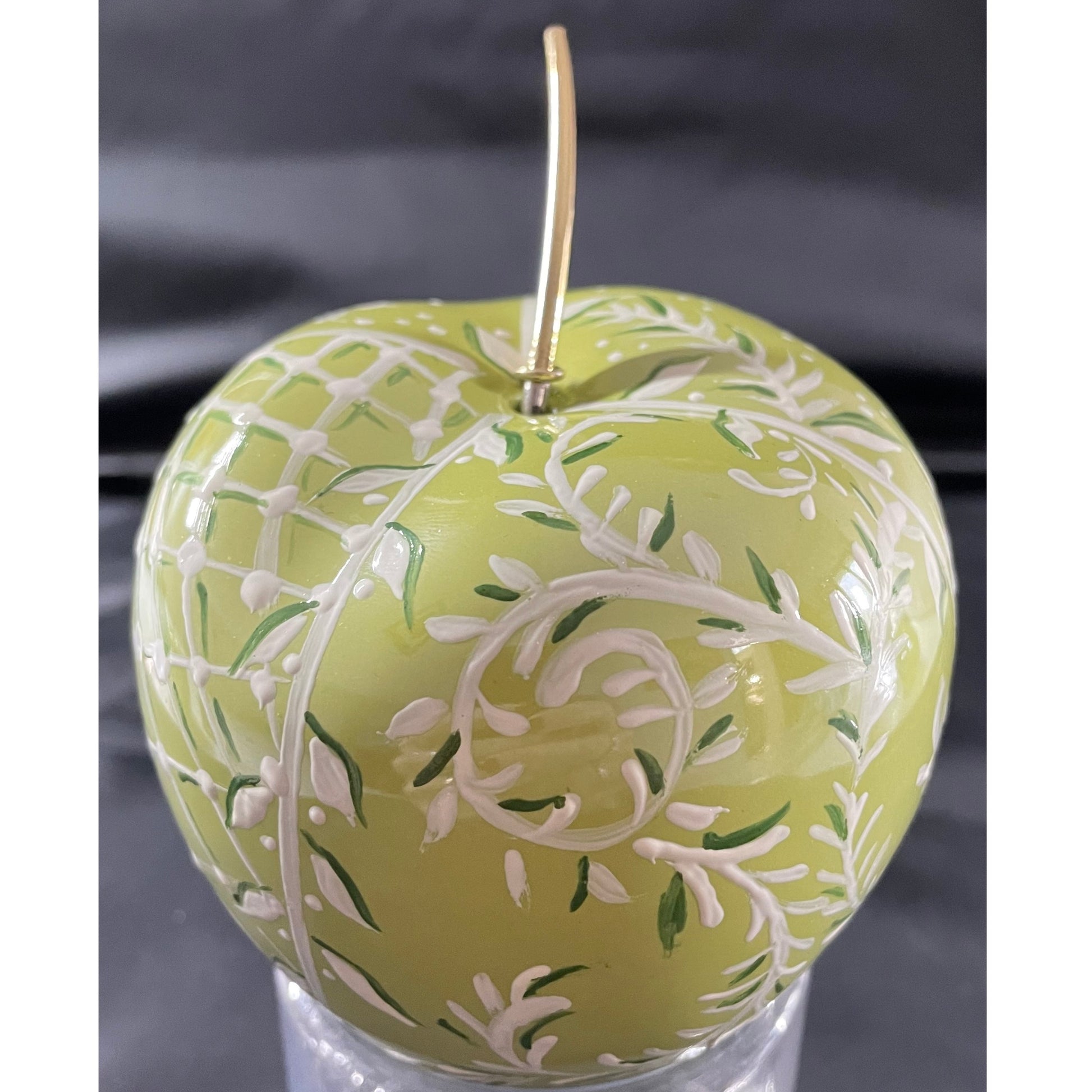 Mela in ceramica smaltata verde acido decorata a mano raffigurante patchwork fiori foglie e fantasia geometrica 9x9 cm Artemagiashop