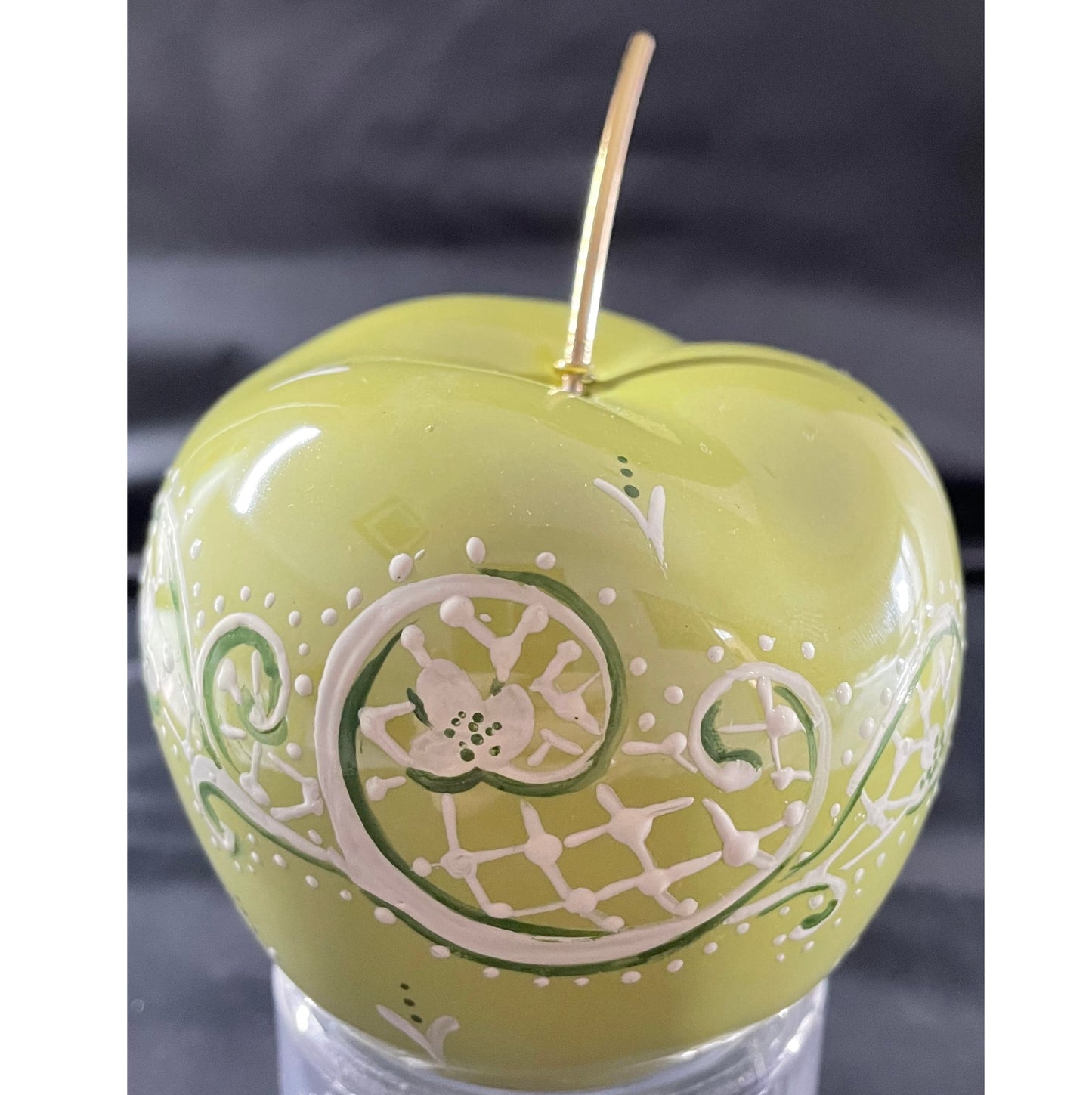 Mela in ceramica smaltata verde acido decorata a mano raffigurante pizzo bianco 9x9 cm Artemagiashop