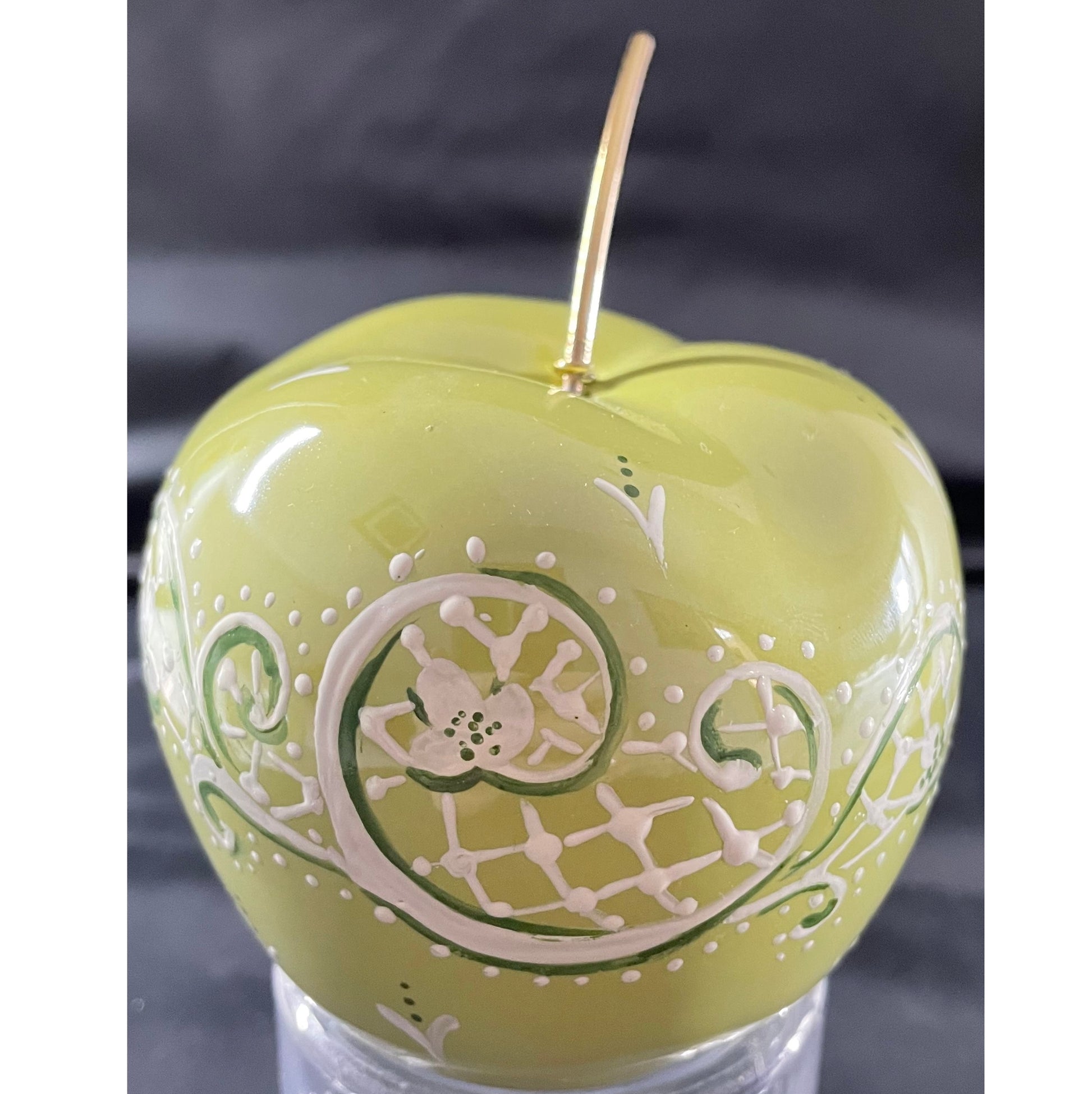 Mela in ceramica smaltata verde acido decorata a mano raffigurante pizzo bianco 9x9 cm Artemagiashop