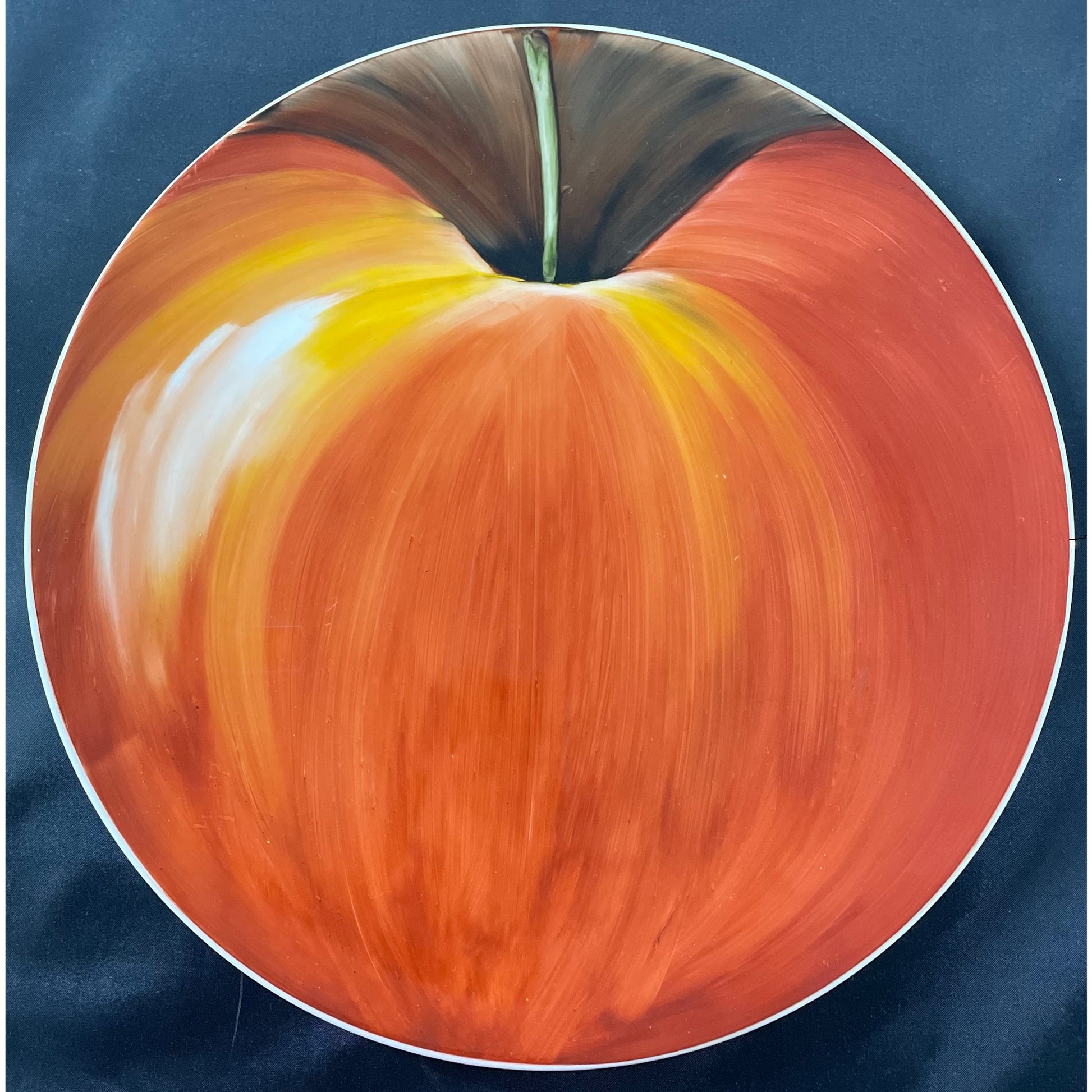 Piatto in porcellana decorato a mano con effetto tridimensionale di una grande mela Artemagiashop