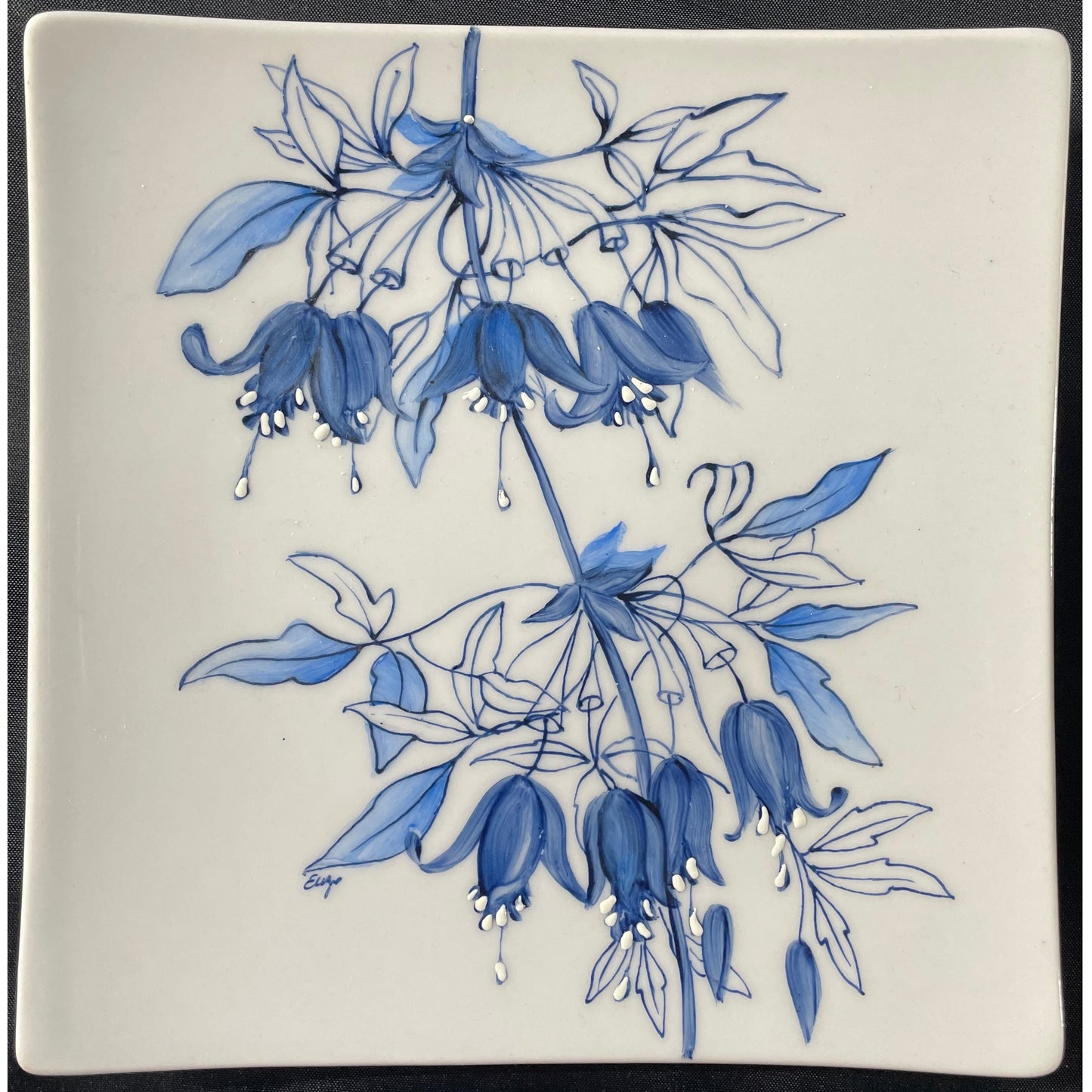 Piatto quadrato in porcellana decorato a mano raffigurante campanule blu 14x14 cm Artemagiashop