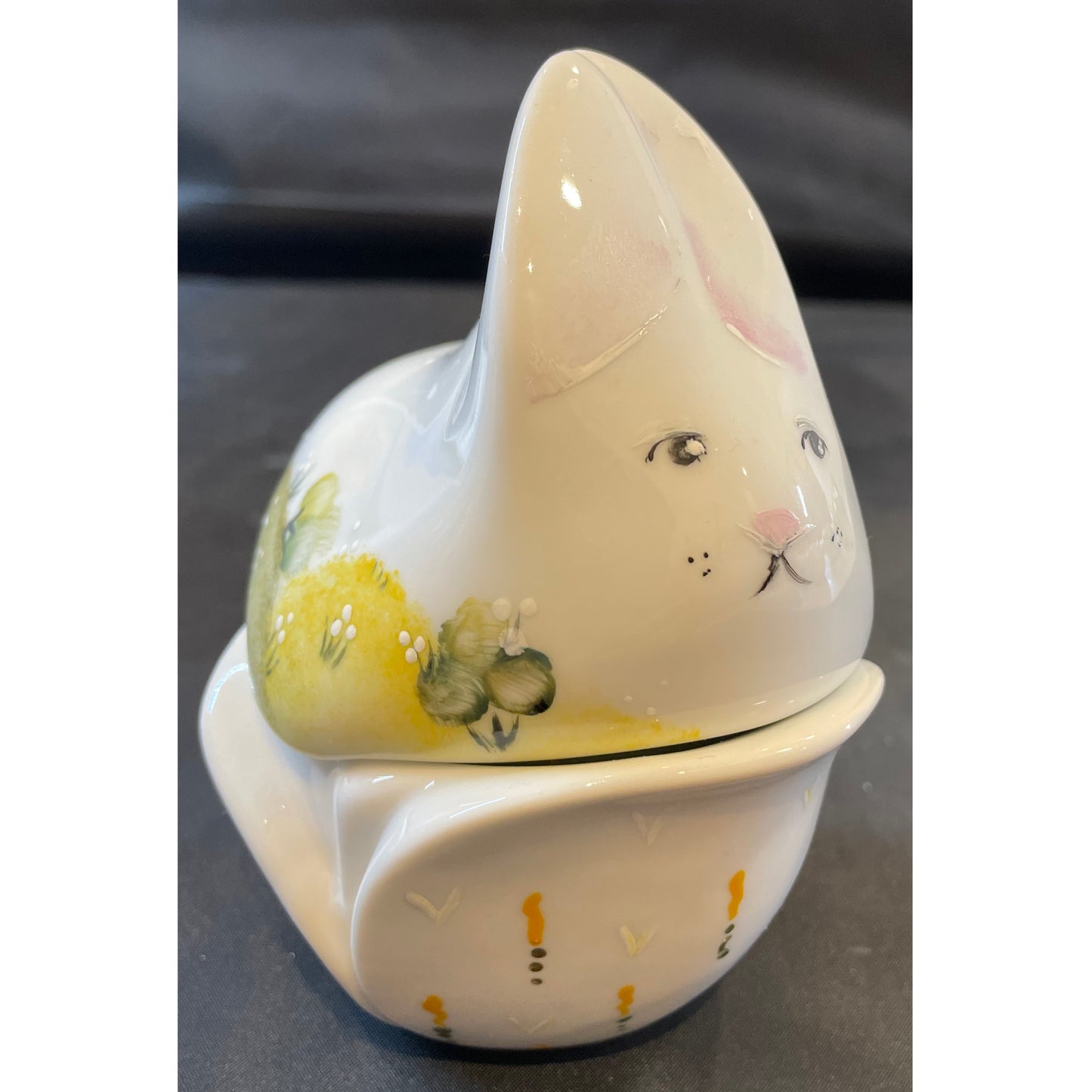Scatola in porcellana coniglio pasquale decorato a mano con disegno naif altezza 12x10 Artemagiashop