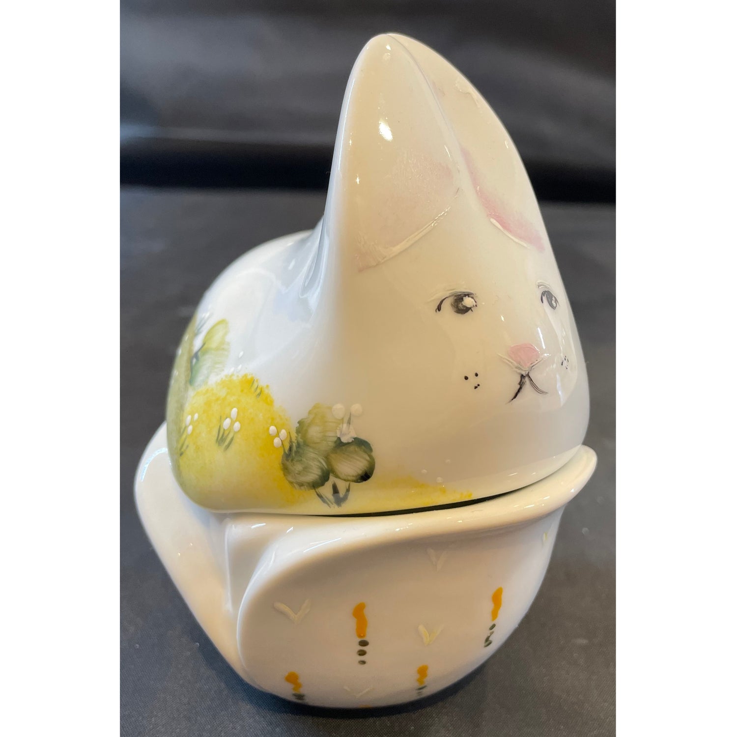 Scatola in porcellana coniglio pasquale decorato a mano con disegno naif altezza 12x10 Artemagiashop
