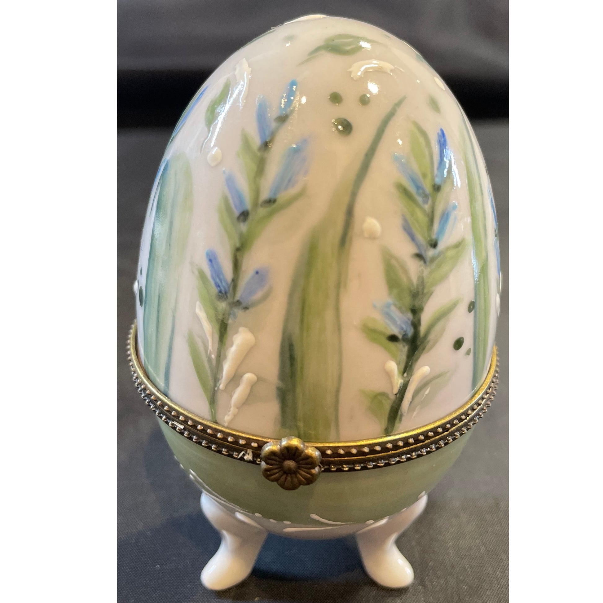 Scatola uovo con piedi in porcellana decorata a mano raffigurante fantasia di fiori azzurri altezza 10 cm Artemagiashop