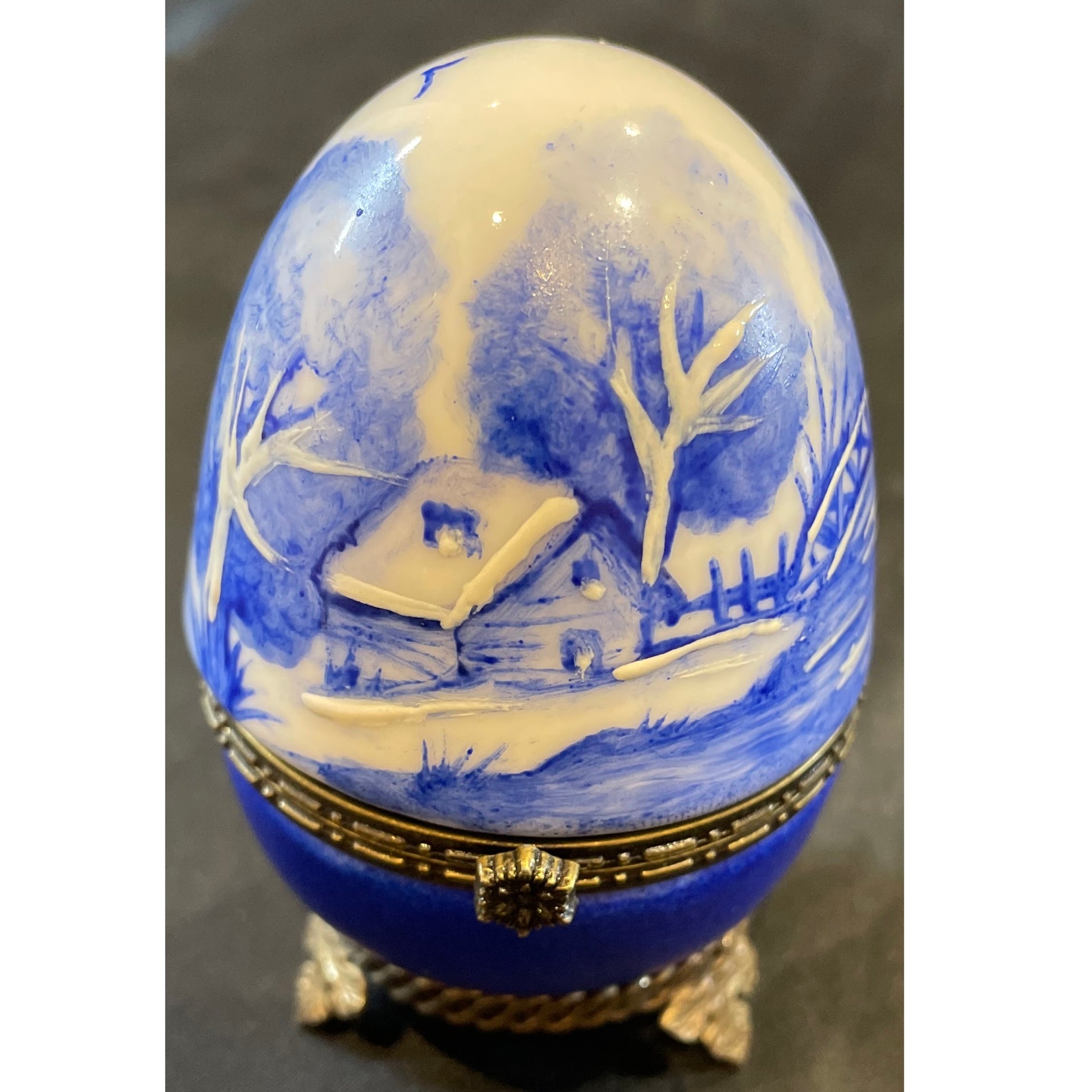 Scatola uovo in porcellana decorata a mano raffigurante paesaggio blu con piedistallo altezza 9 cm Artemagiashop