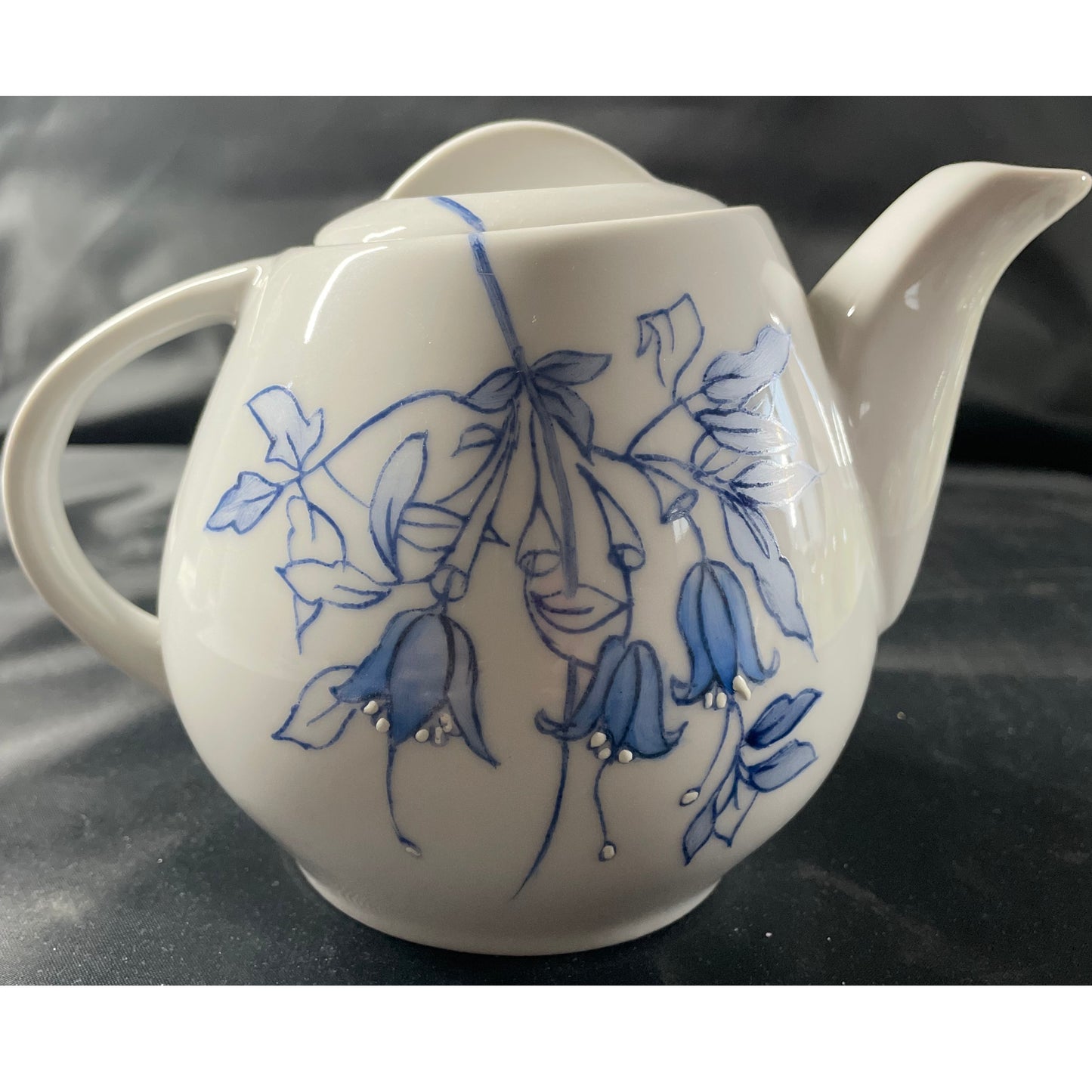 Theiera in porcellana decorata a mano raffigurante campanule blu altezza 12 cm capienza 2 tazze Artemagiashop
