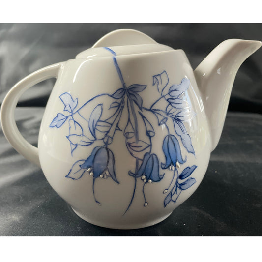 Theiera in porcellana decorata a mano raffigurante campanule blu altezza 12 cm capienza 2 tazze Artemagiashop