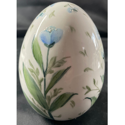Uovo in porcellana decorato a mano raffigurante fantasia di fiori azzurri e foglie verdi altezza 11 cm Artemagiashop