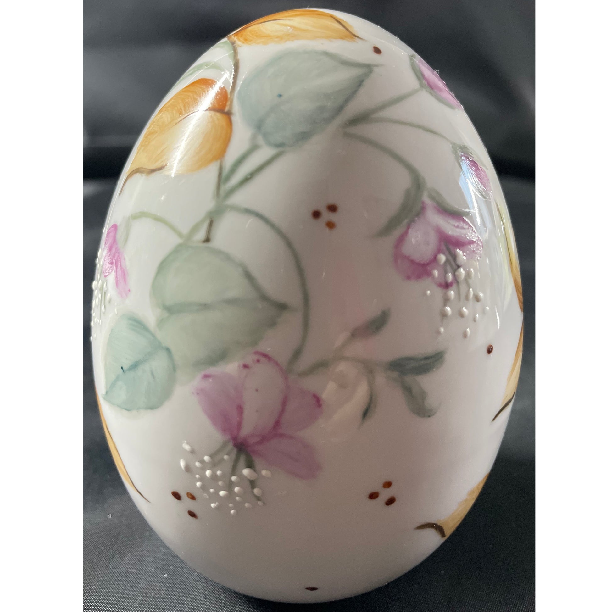 Uovo in porcellana decorato a mano raffigurante fantasia di fiori rosa e foglie ocra altezza 11 cm artemagiashop
