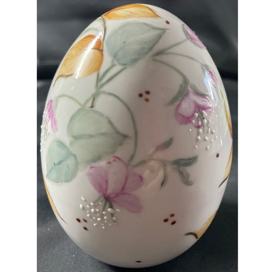 Uovo in porcellana decorato a mano raffigurante fantasia di fiori rosa e foglie ocra altezza 11 cm artemagiashop