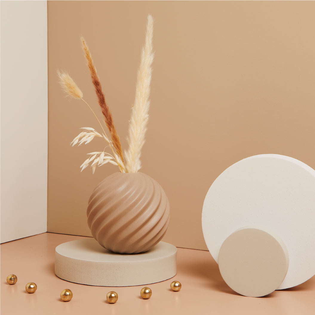 Vaso tondo onde tortora con fiori 12,2x12,2x11,5 cm Artemagiashop