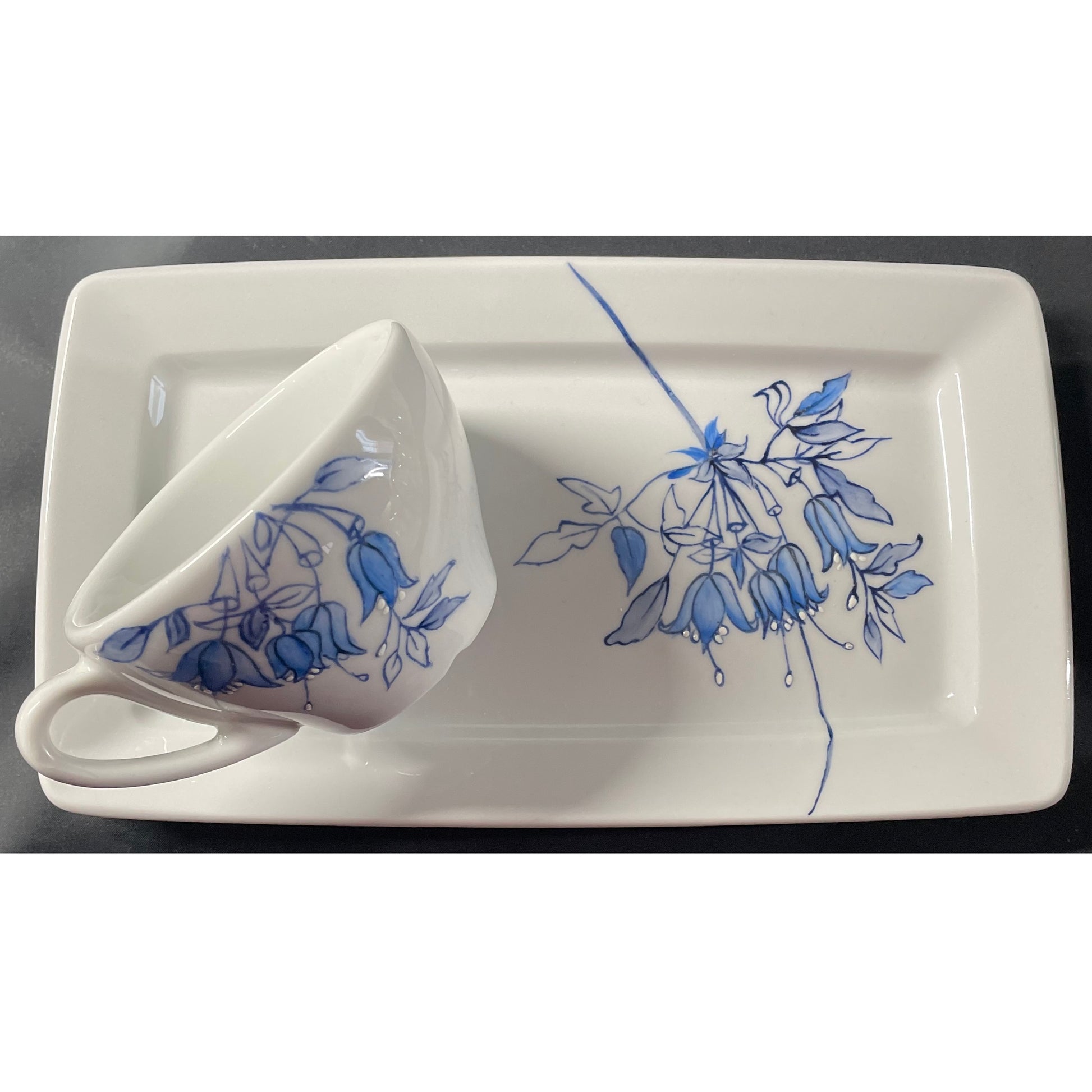 Vassoio con tazza in porcellana decorato a mano raffigurante campanule blu 25x14 cm tazza altezza 6 cm Artemagiashop