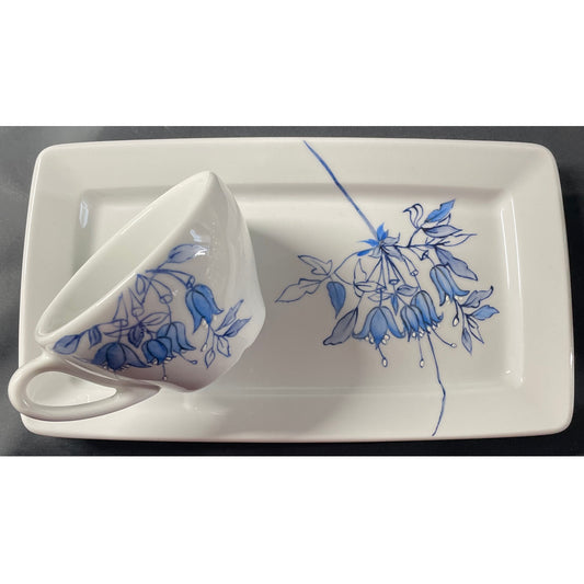 Vassoio con tazza in porcellana decorato a mano raffigurante campanule blu 25x14 cm tazza altezza 6 cm Artemagiashop