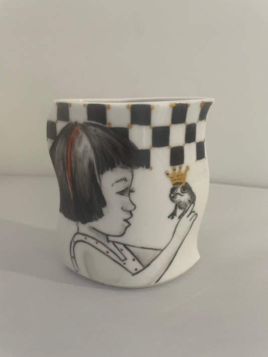 Bicchiere in porcellana ondulato 11 cm larghezza 11cm diametro 5cm decorato a mano raffigurante bambina con ranocchio Artemagiashop