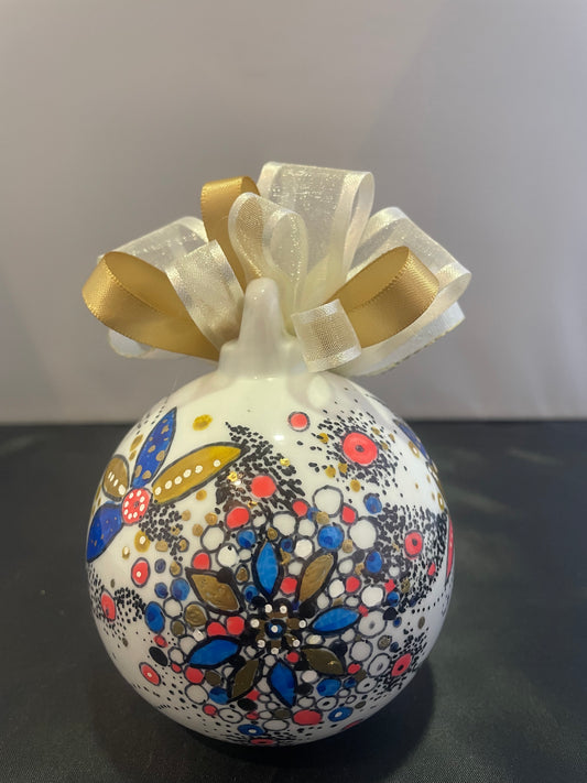 Sfera Natale da appoggio in ceramica decorata a mano fantasia circonferenza 29cm altezza 11 cm Artemagiashop