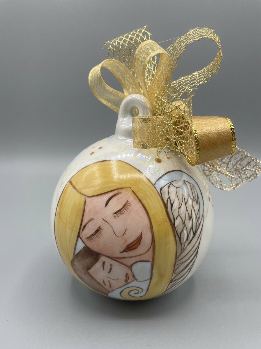 Sfera Natale da appoggio in ceramica decorato a mano Angelo circonferenza 29 cm altezza 11cm Artemagiashop