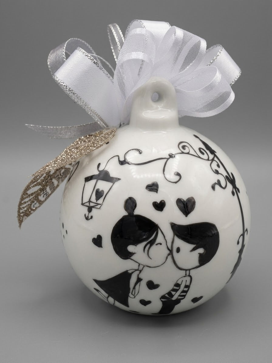 Sfera Natale da appoggio in ceramica decorato a mano innamorati circonfenza 29cm altezza 11 cm Artemagiashop 