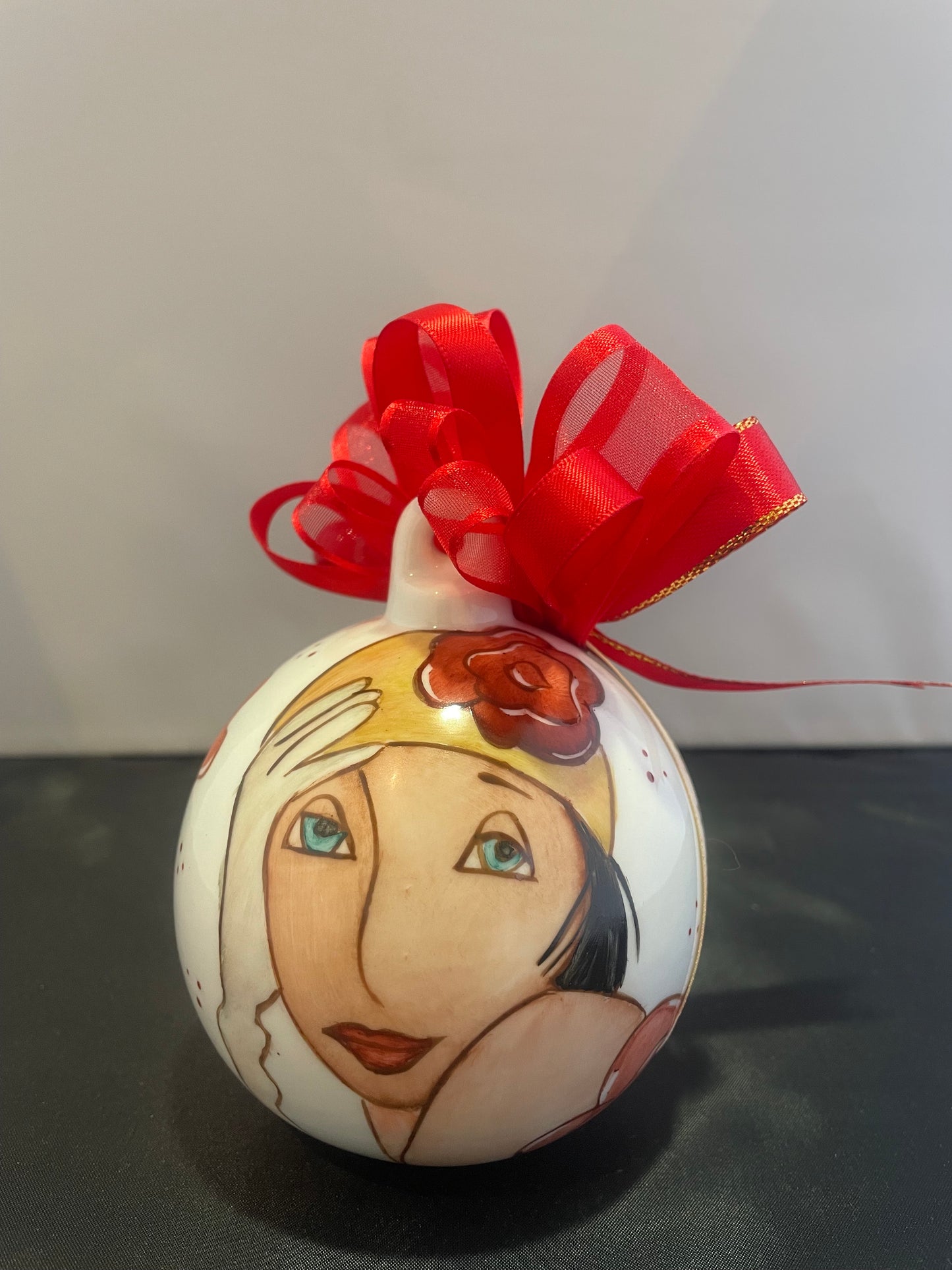 Sfera natale in ceramica da appoggio decorata a mano donna moderna Artemagiashop