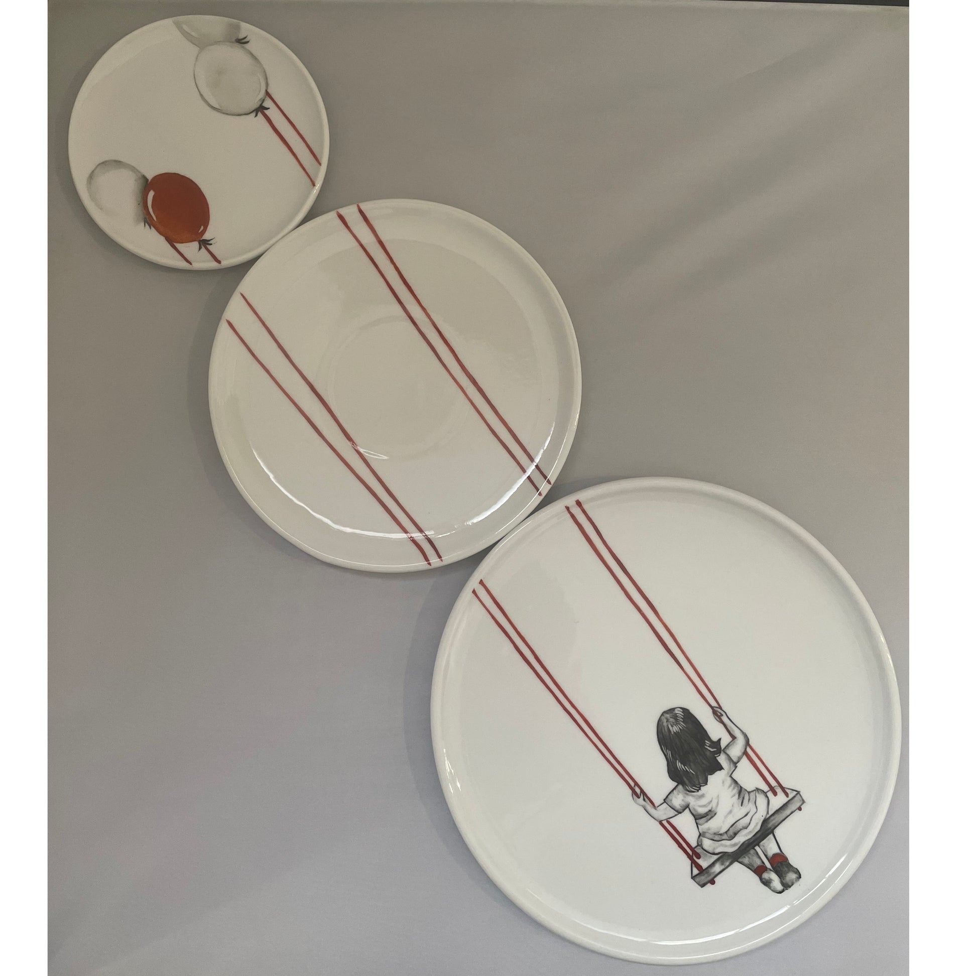 Tris piatti sogni in porcellana grande diametro 22,5 cm medio 19 cm e piccolo 13 cm decorato a mano raffigurante bambina su altalena artemagiashop 