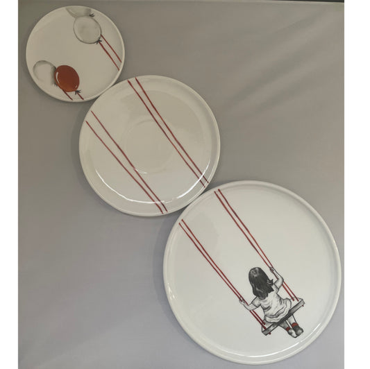 Tris piatti sogni in porcellana grande diametro 22,5 cm medio 19 cm e piccolo 13 cm decorato a mano raffigurante bambina su altalena artemagiashop 