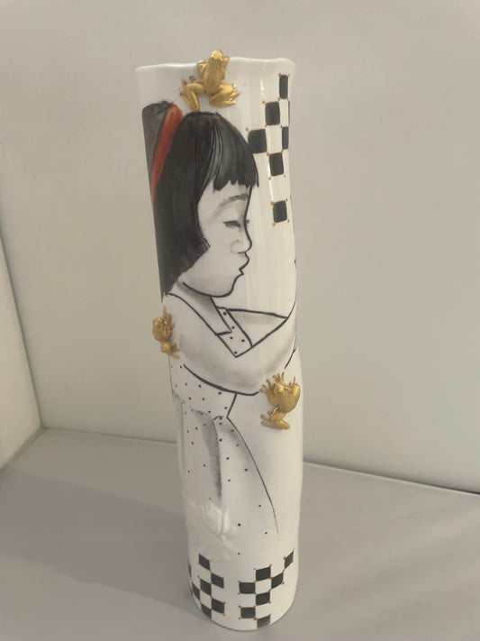 Vaso fiaba in porcellana altezza 35cm diametro 7,5cm decorato a mano raffigurante bambina con ranocchio e corona con tre ranocchi in rilievo decorati in oro e foglia bianca con bocciolo in rilievo Artemagiashop