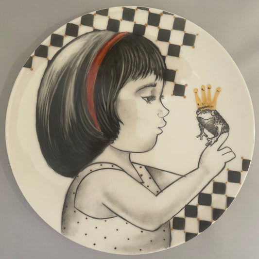 Piatto fiaba in porcellana diametro 21 cm decorato a mano raffigurante bambina con ranocchio e corona 