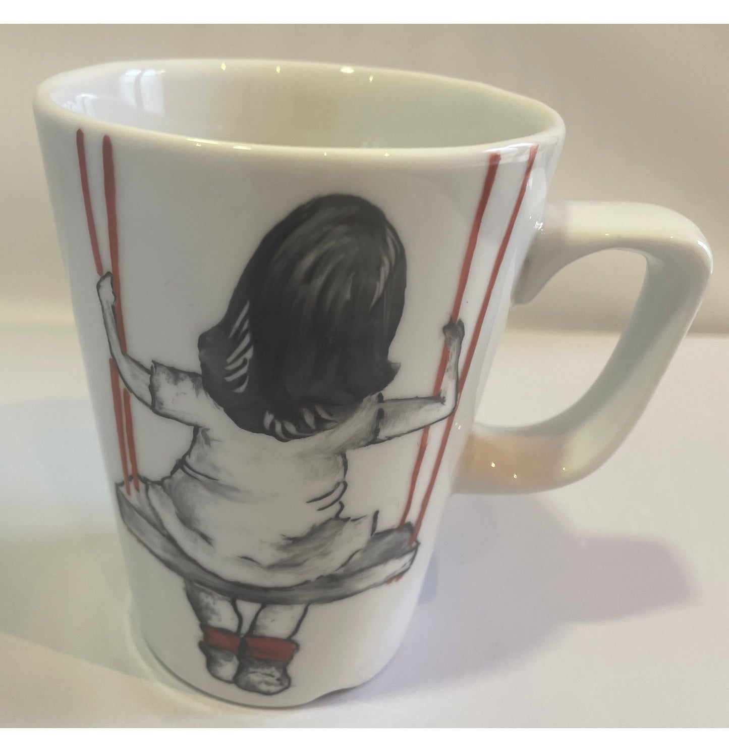 Tazza fiaba in porcellana altezza 10,5cm  diametro 8,5cm decorata a mano raffigurante bambina su altalena artemagiashop
